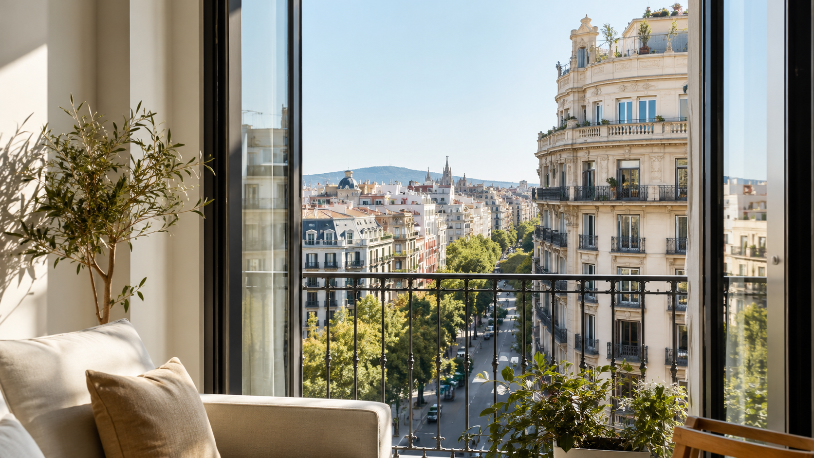 Vista urbana desde una vivienda en una ciudad donde RoomVibe gestiona propiedades